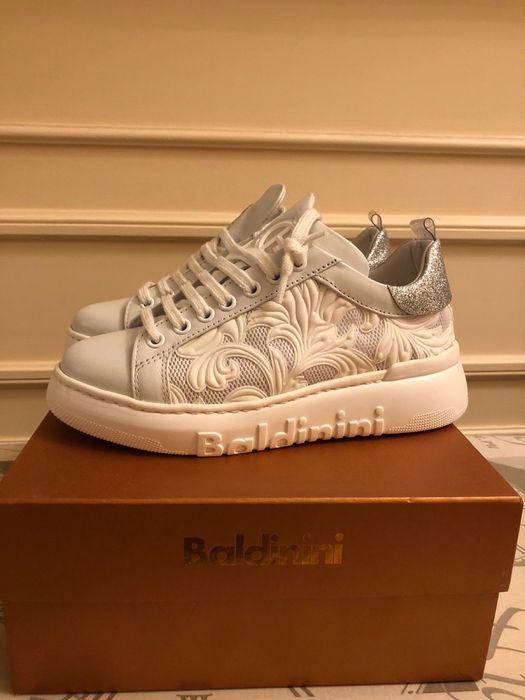 Продам кроссовки