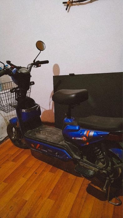 Скутер сатам срочно ………..