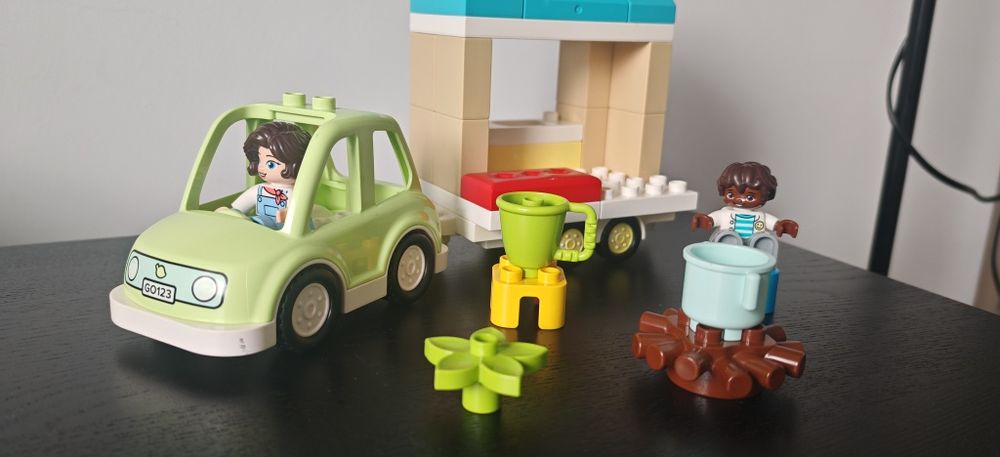 Lego Duplo 10986 - Casa de familie pe roti (camping)