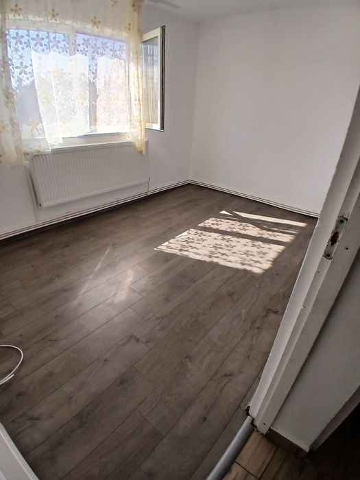 Apartament semidecomandat etaj 1