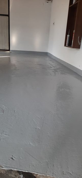 Vând vopsea  Swarcomark ALB si NEGRU pentru marcaje rutiere,hale,garaje
