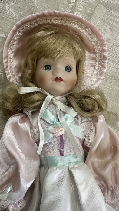 Кукла фарфоровая