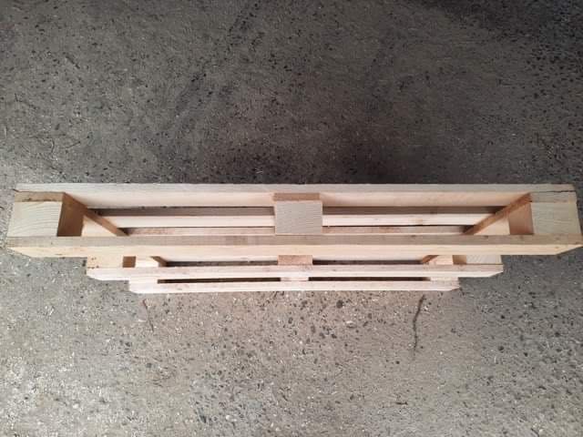 Producator vind paleti din lemn.