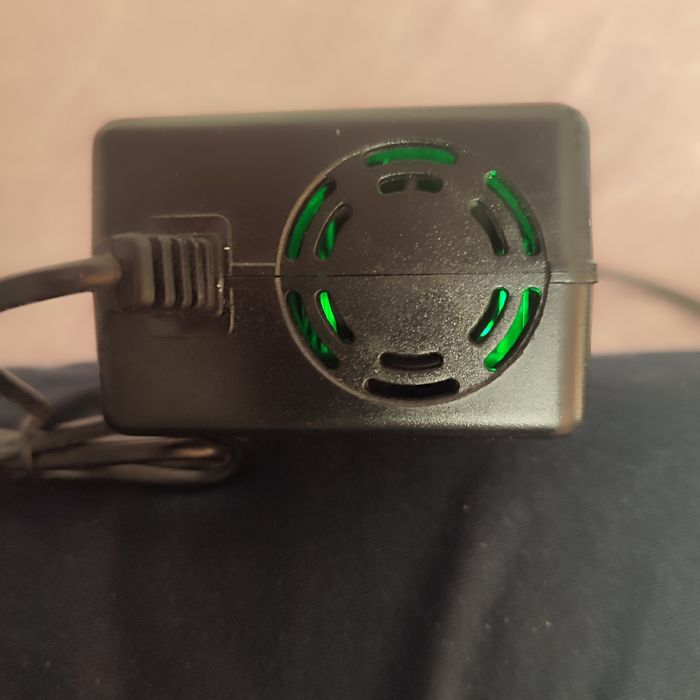 Vind încărcător bicicleta electrica 42 da V și 4 am cu ventilator de răcire încărcare rapidă ica litium + ionica 42 V cu 4 am și cu ventilator