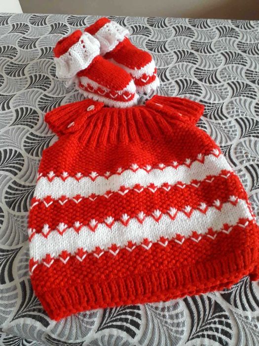 Ръчно плетен бебешки комплект терлички и елече