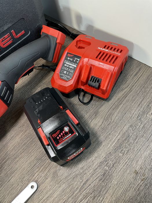 Vând Flex Milwaukee cu disc de 230 mm