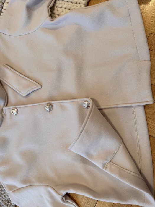 Късо палто с плюшени ръкави