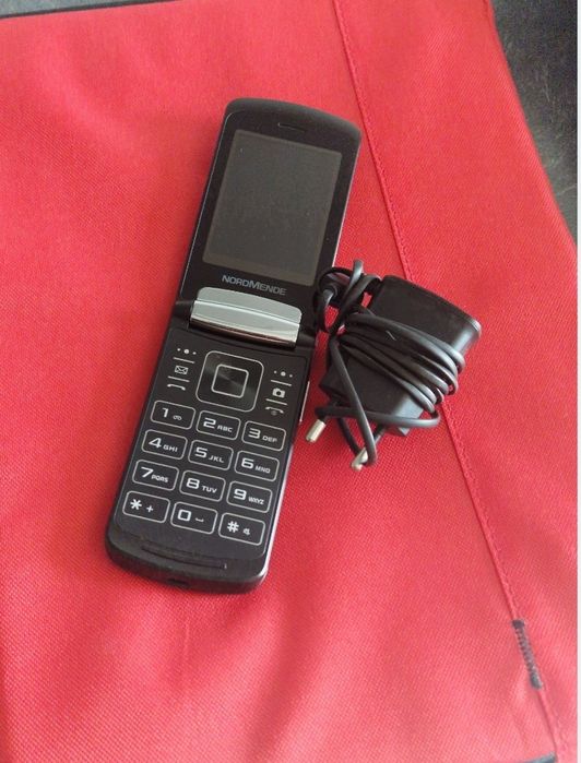 Telefon cu clapeta cu încărcător