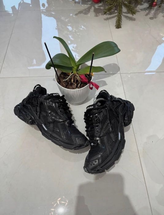 balenciaga runner black