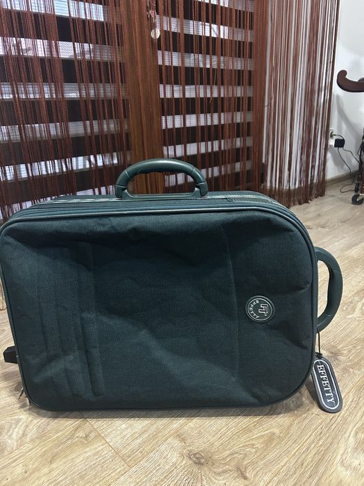 Troler mic de culoare verde inchis