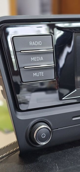 Radio swing 2016  toureen scos după Skoda Octavian 3 , folie originala pe touch-screen 
Preț 500 ron.