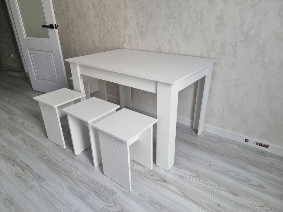 Стол 4 табуретки новый
