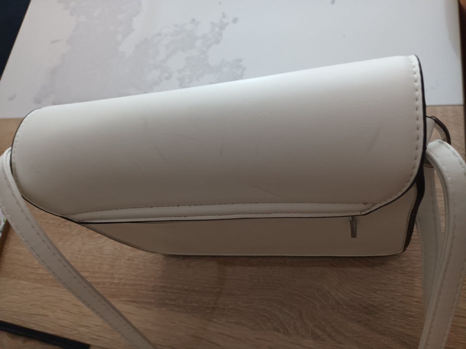 Бяла дамска чанта с регулируема дръжка