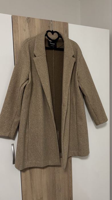 Палтото, което говори със стил – в цвят камел