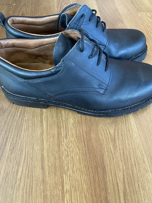 Обувките са от естествена кожа , носени 2-3 пъти.Малко ми стискат , за