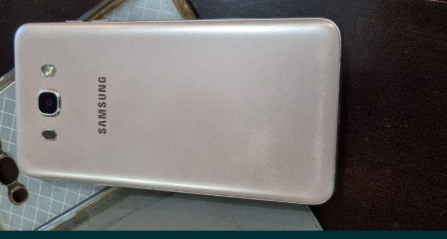 Продавам Samsung J7 2016 на части.