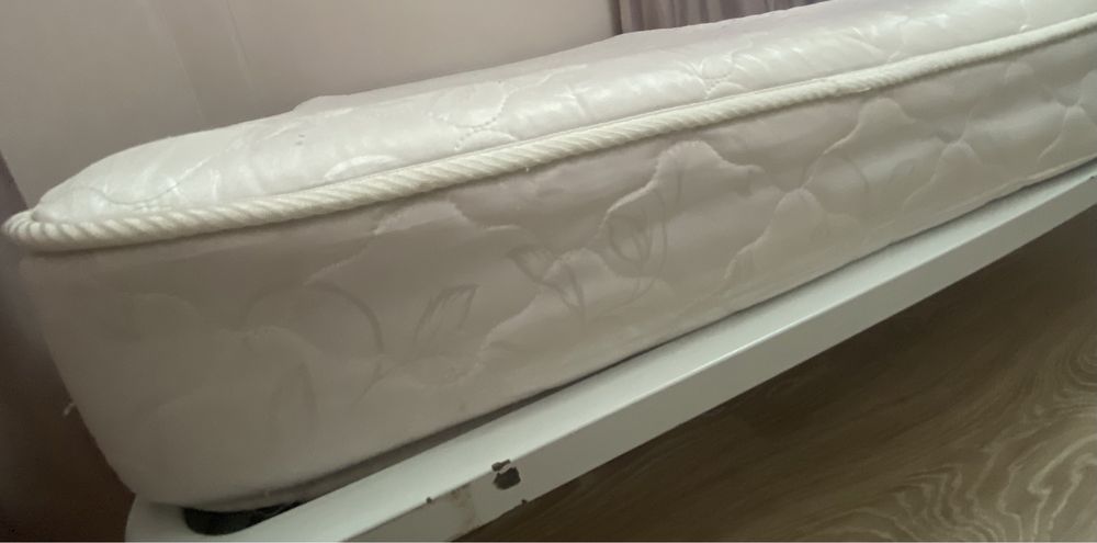 Матрас белый б/у