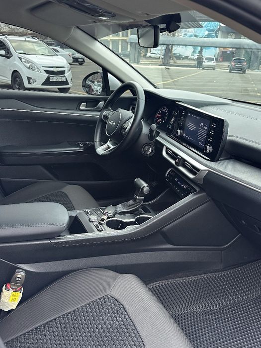 Kia k5 2023 yil oq toza
