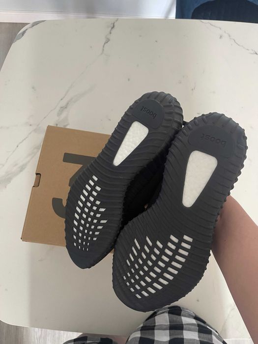 Vând YEEZY 350 V2 ONYX - măsura 44