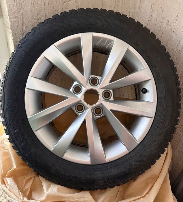 Продаю комплект оригинальных литых дисков