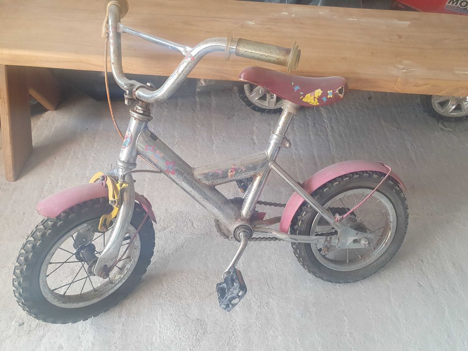 Малко детско колело подходящо за момиче и момче със сменени гуми.