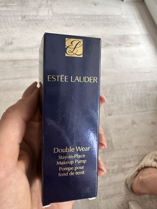 Фон дьо тен Estee Lauder с подарък - помпичка