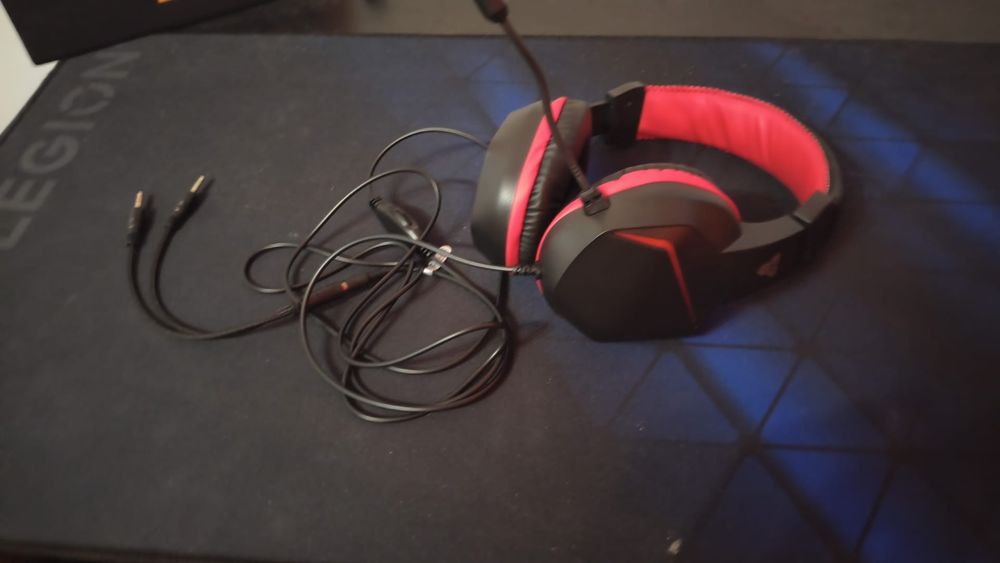 Vand tastatura ,mouse si casti cu fir