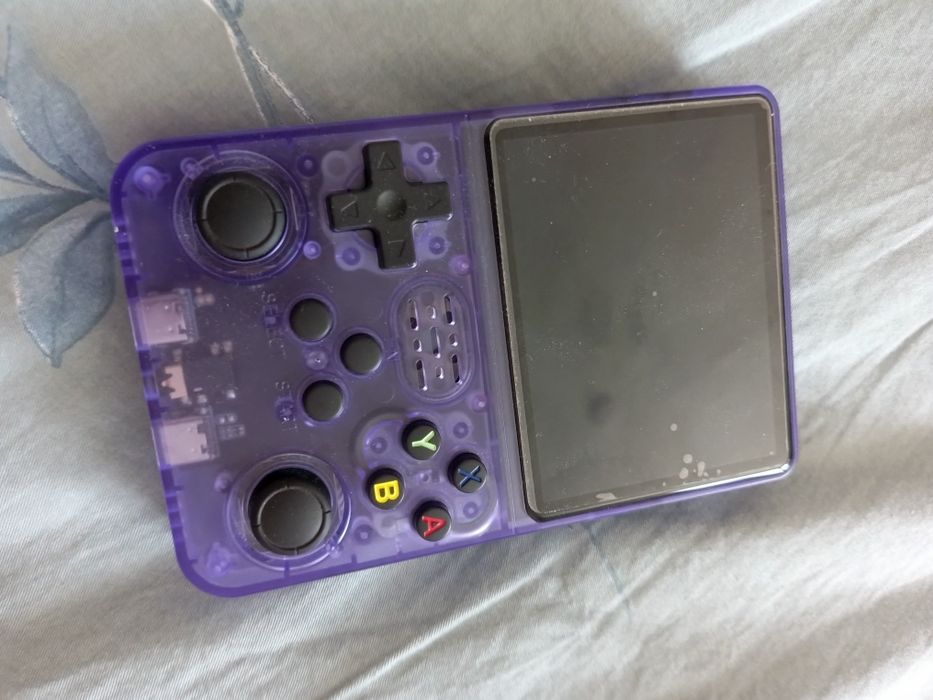 СРОЧНО!! Приставка R36S с наушниками, зарядкой и коробкой,акум-3500мач