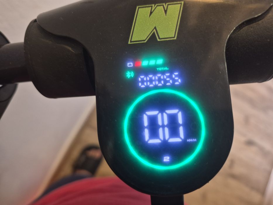 Trotinetă electrică prinde 20 pe vale 25 și dacă aveți pot la schimb la o bicicletăcu suspensi