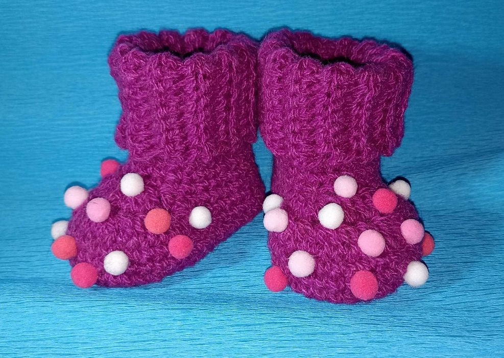 Вязаные пинетки для малышей с помпончиками