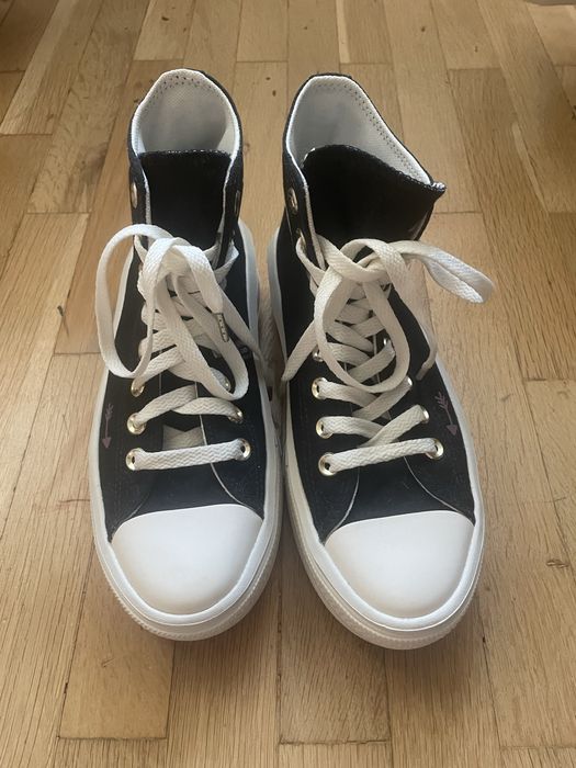 Чисто нови кецове Converse на платформа