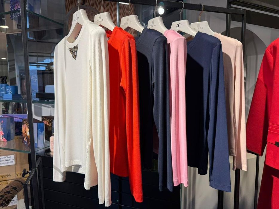 Элегантный базовый лонгслив Gizia в темно-синем цвете