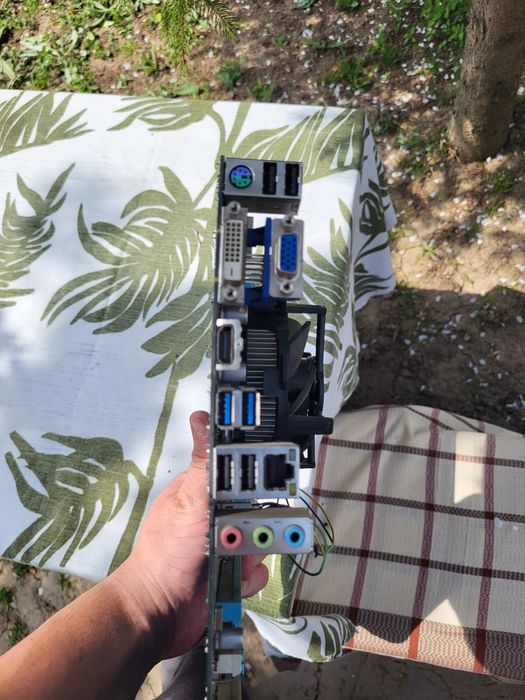 Vând placă de bază cu procesor i7 2600
