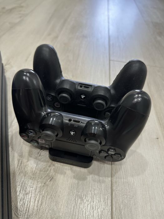 продам Playstation 4 Pro