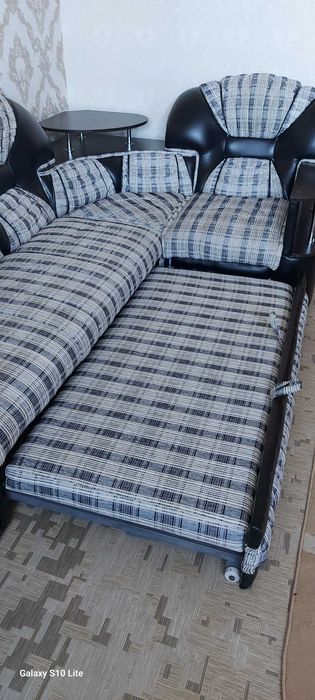 Угловой диван с креслом.