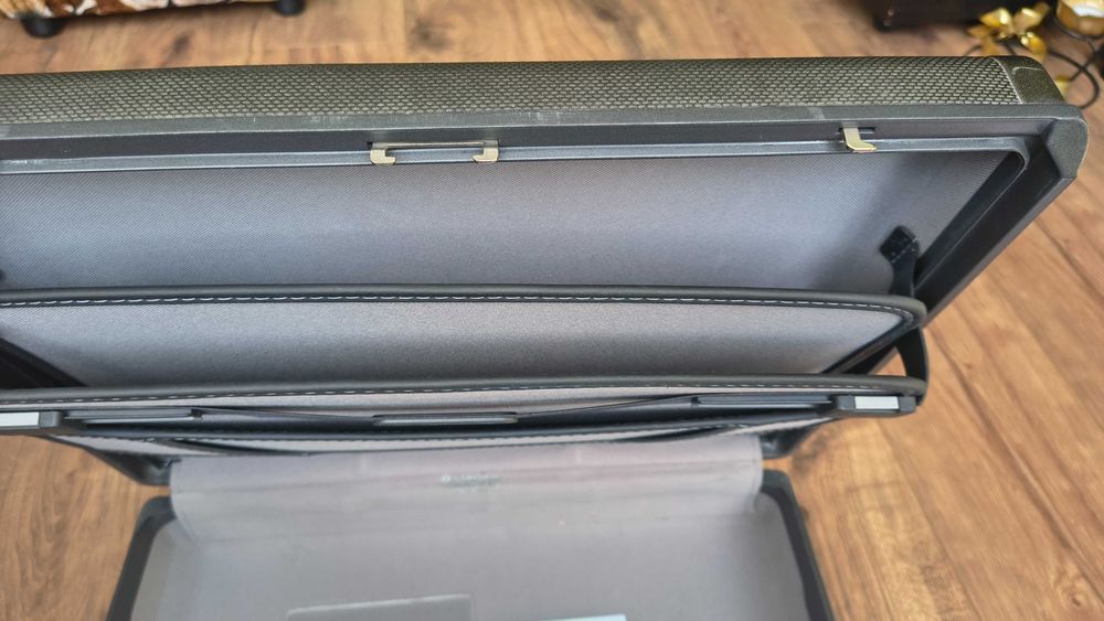Бизнес куфар Samsonite Самсонайт с твърд карбонов корпус