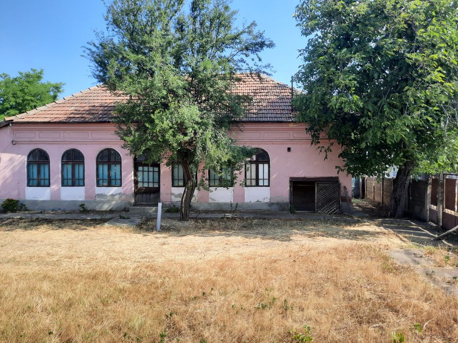 vînd casă 4 camere  la șoseaua principală