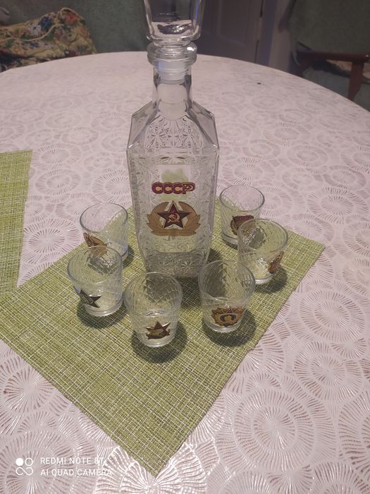 Продаю праздничный набор графин с рюмками