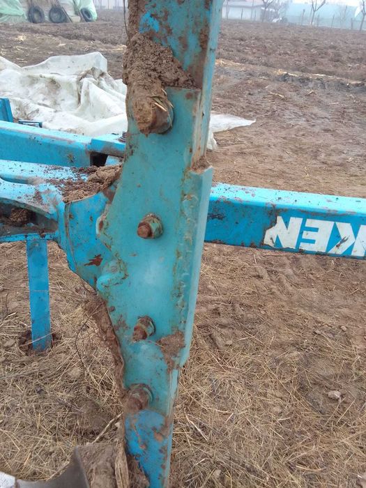 Vând plug lemken opal 80 reversibil 2 brazde foarte puțin folosit.