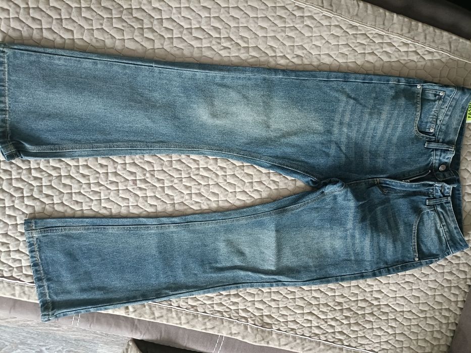Джинсы новые на подростка