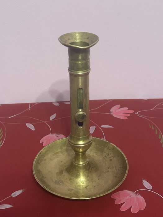 Sfeșnic din alamă – piesă vintage cu mecanism reglabil