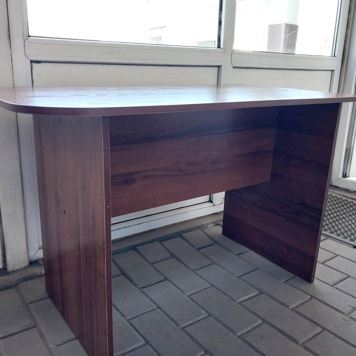 Новые кухонные столы и табуретки.