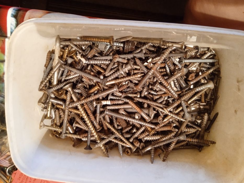 Гвозди.шурупы .шайбы винты.разных размеров..