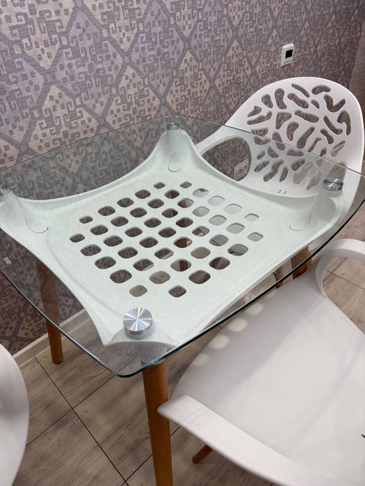 Стол и три стула