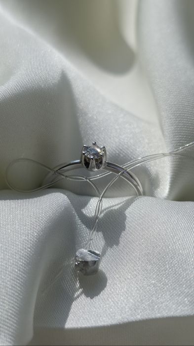 Кольцо с бриллиантом новое