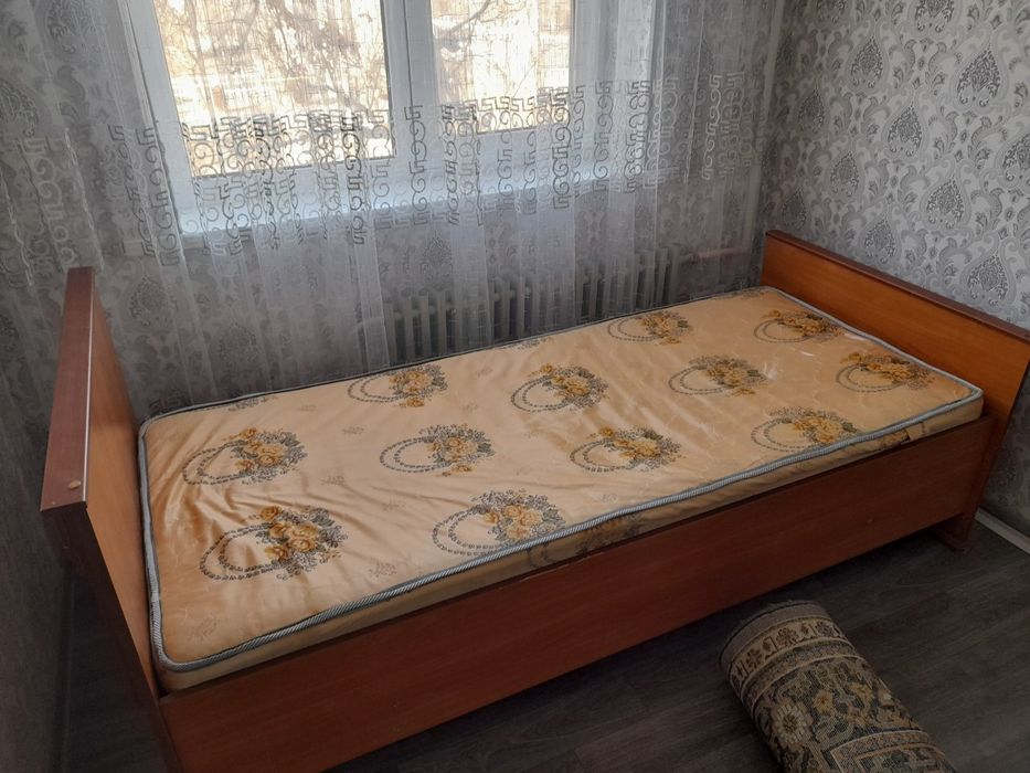 Продаётся подставка и телевизор.кровать Цена договорная.