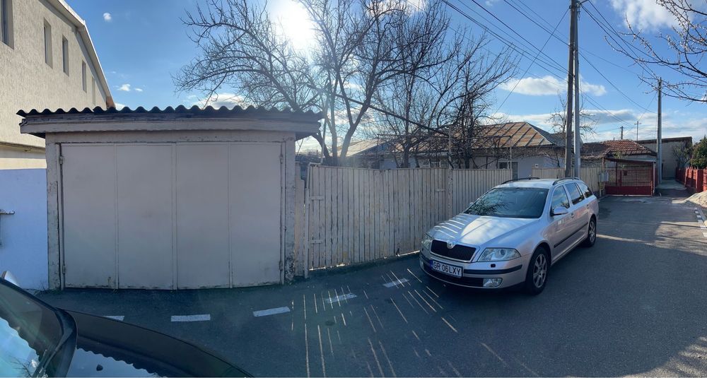 Casa de vanzare, formata din 4 camere, 2 bucatarii si garaj