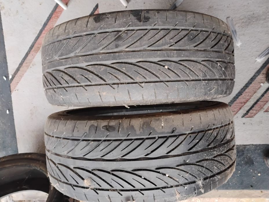 Vând cauciucuri aproape noi.