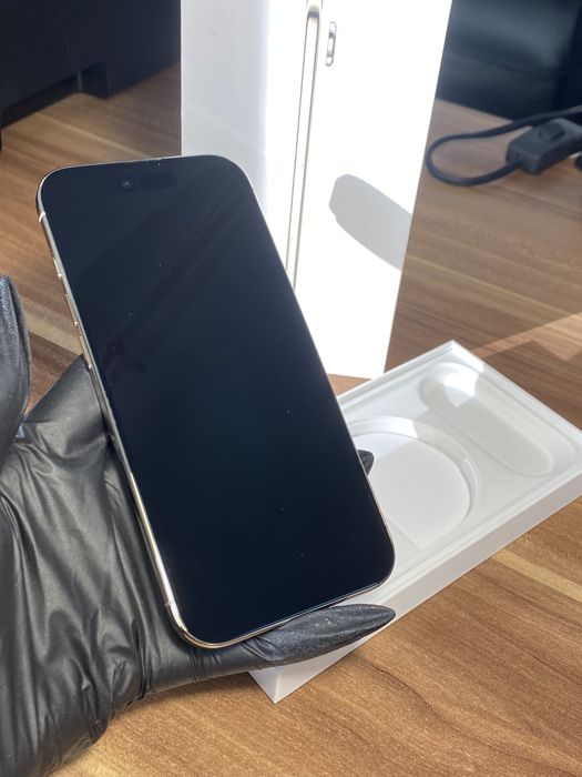 iPhone Air• 256 GB • Light Gold
