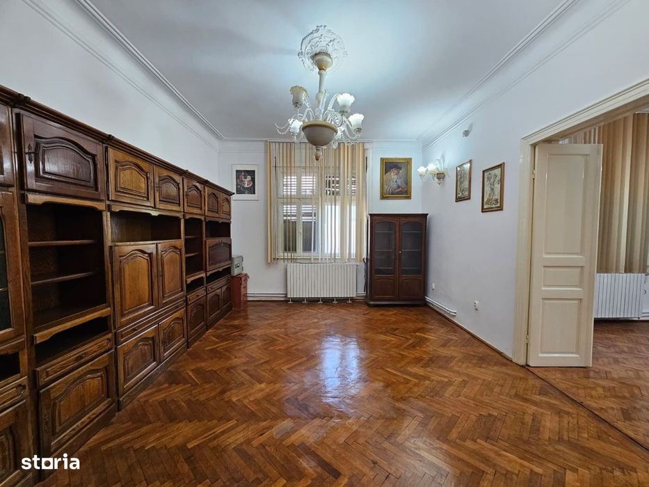 Casa eleganta cu tavane inalte si gradina superba